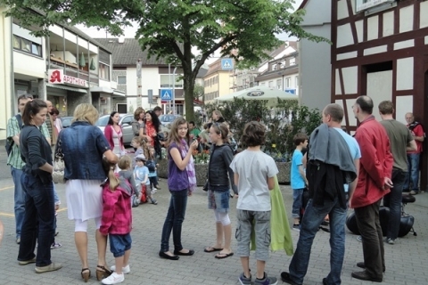 Maibaumstellen-30.04.2011-002