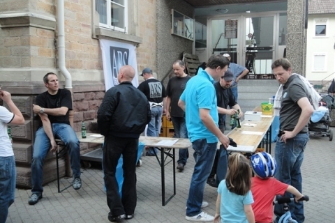 Maibaumstellen-30.04.2011-003
